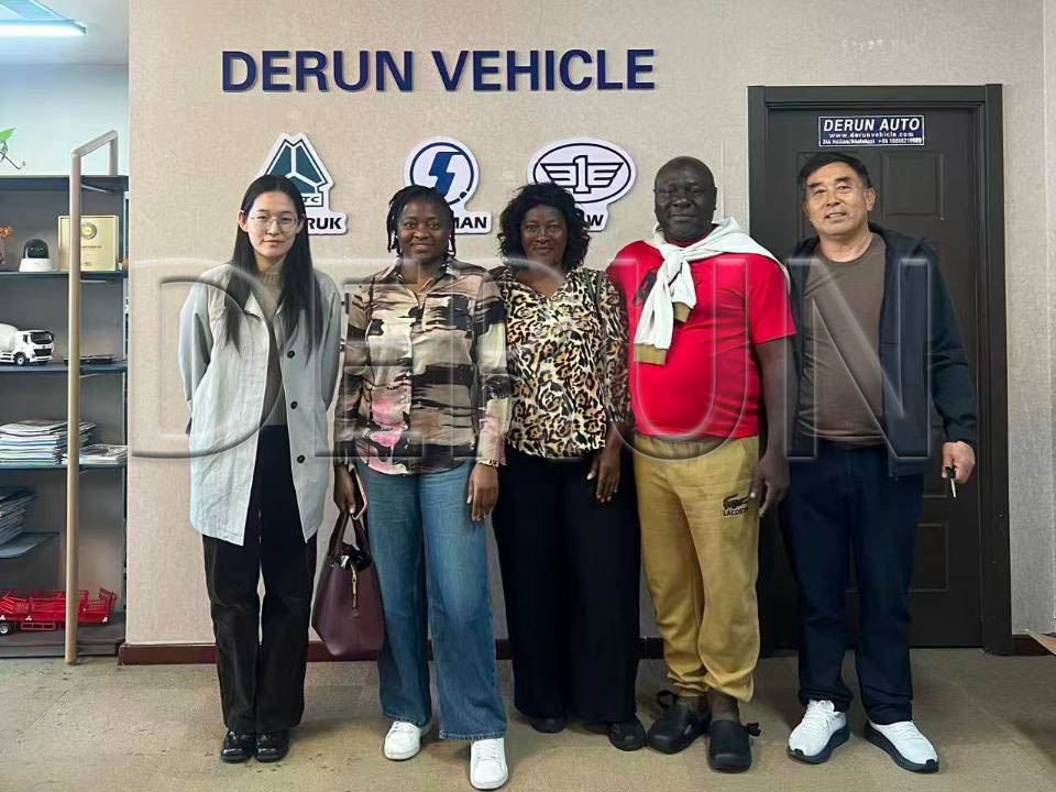 قام عملاء من الجابون بزيارة شركة Derun Auto واشتروا خمس شاحنات