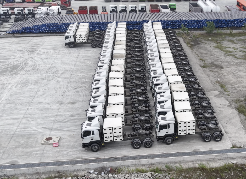 خدمة التوصيل المتسقة تحظى بمزيد من التقدير! تم شحن 40 شاحنة جرار Sinotruk TX 6x4 CNG بنجاح إلى نيجيريا.