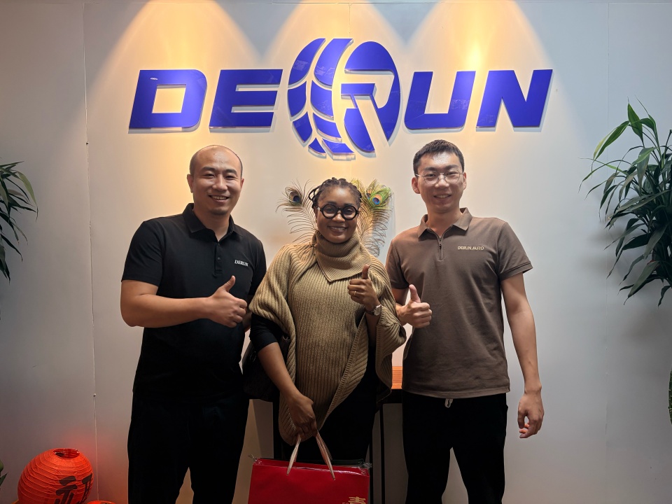 قام العملاء الغينيون بزيارة Derun ووقعوا عقدًا لشاحنة ومقطورات الجرار Sinotruk Howo 6x4